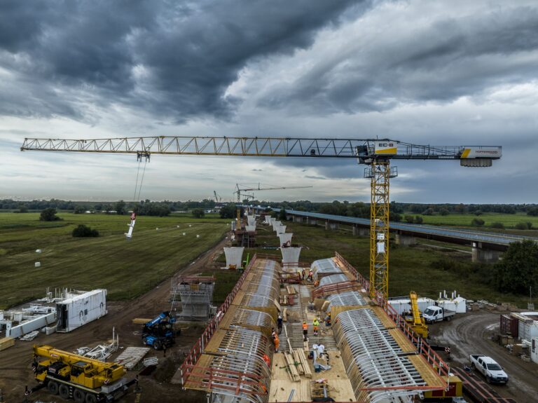 Brückenbau Vorschubverfahren 125 EC-B6 - Hüffermann - Liebherr