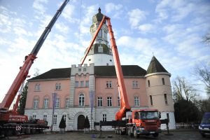 Arbeitsbühne und Kran mieten für Sanierungsarbeiten Schloss Jever