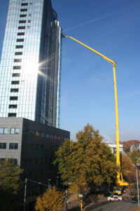 Arbeitsbuehnenvermietung Kranarbeiten Montage Fassade Hueffermann