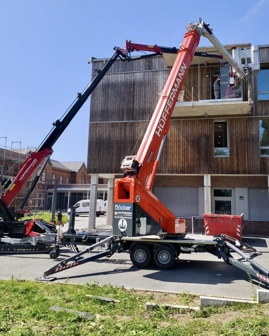 Glasmontage Minikran Anhängerkran Hüffermann Kranvermietung