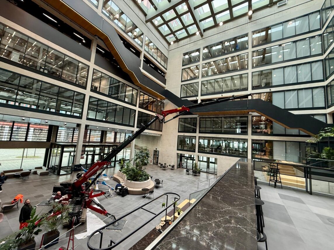 Minikran C30e Glasmontage Indoor Kranarbeiten Hamburg Hüffermann
