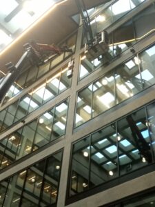Minikran Raupenkran C30e Glasmontage Indoor Kranarbeiten Hamburg Hüffermann