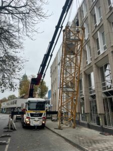 Montage Baukran Münster Kranarbeit wenig Platz LKW Ladekran Hüffermann