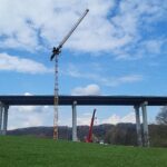 Aufbau des Obendrehers EC-B 172 für den Brückenbau durch den Mobilkran LTM 1230