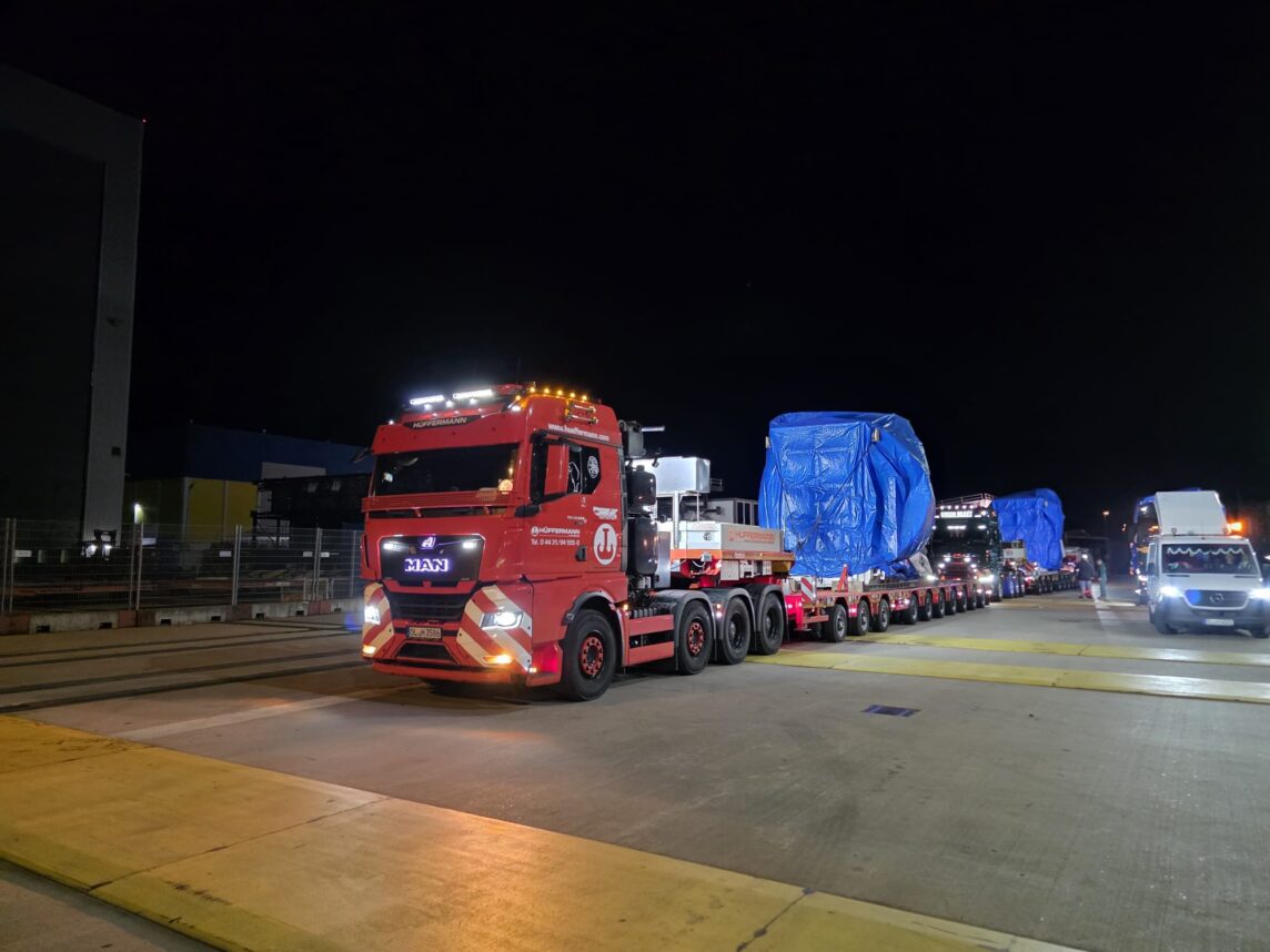 Schwertransport Sattelzugmaschine Semi-Auflieger