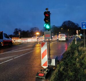 Die Baustellenabsicherung und Verkehrstechnik bietet die Hüffermann Gruppe im Rahmen von Kranarbeiten und Schwertransporte an